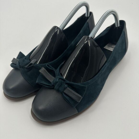 NWOB‎ Clarks Blue Women's Suede Flat With Bow Size 10 - Picture 1 of 7